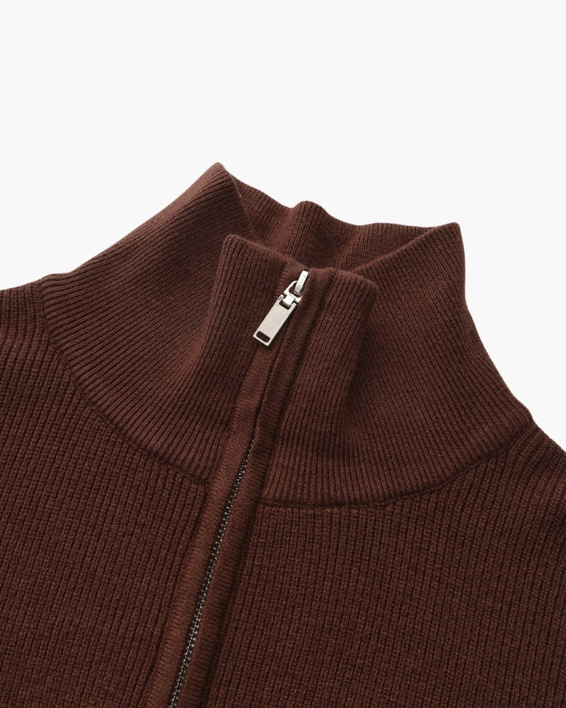 Raffinierter Strickpullover mit halbem Reißverschluss