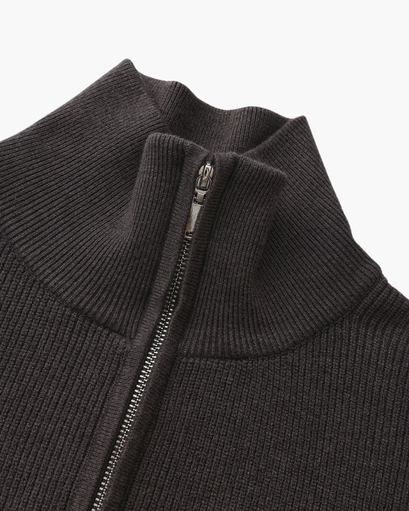 Raffinierter Strickpullover mit halbem Reißverschluss