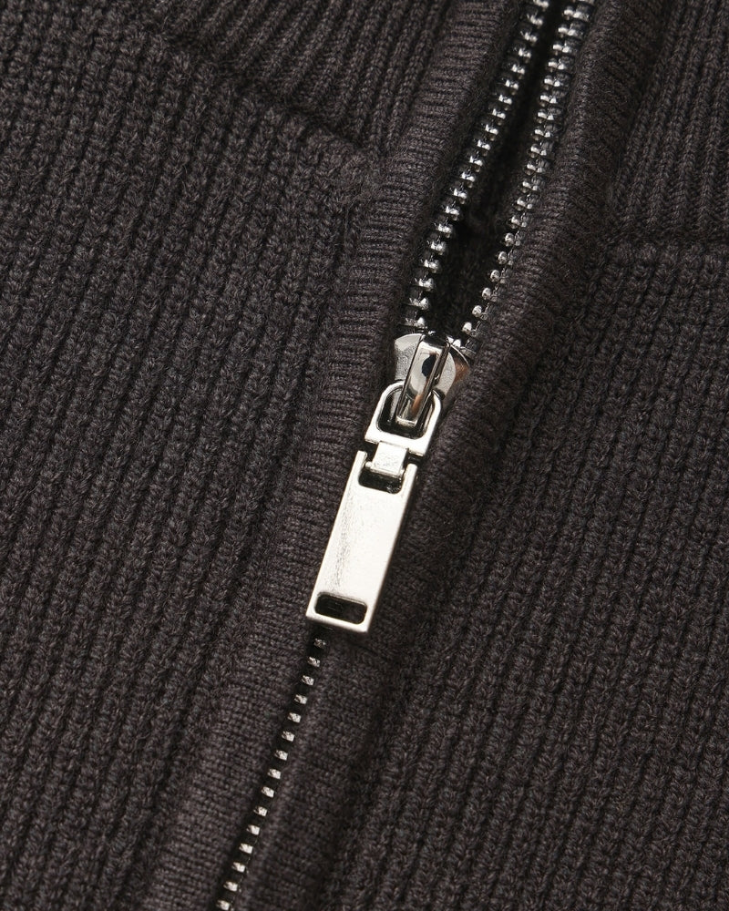 Raffinierter Strickpullover mit halbem Reißverschluss