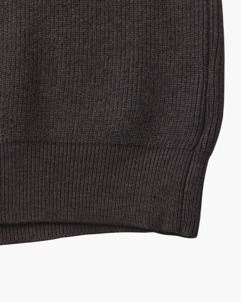 Raffinierter Strickpullover mit halbem Reißverschluss