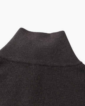 Raffinierter Strickpullover mit halbem Reißverschluss