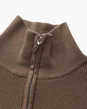 Raffinierter Strickpullover mit halbem Reißverschluss