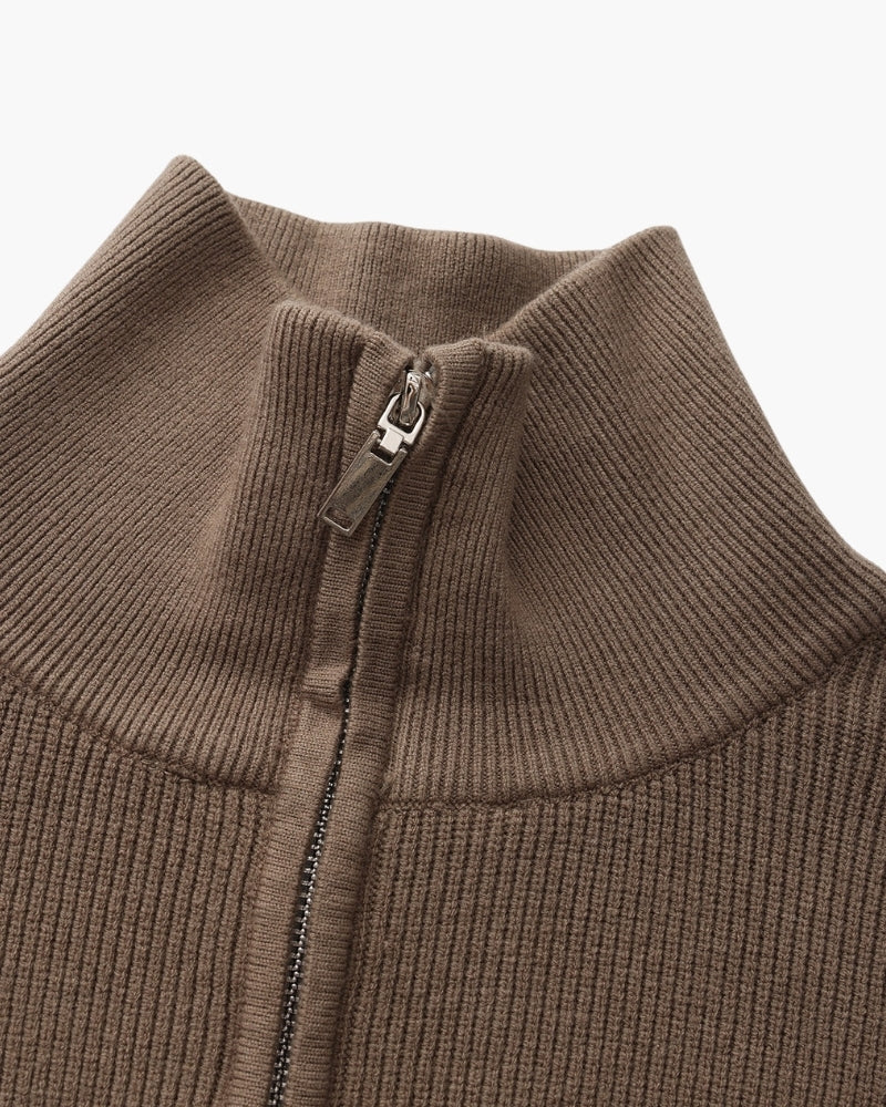 Raffinierter Strickpullover mit halbem Reißverschluss