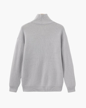 Raffinierter Strickpullover mit halbem Reißverschluss