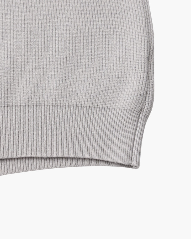 Raffinierter Strickpullover mit halbem Reißverschluss